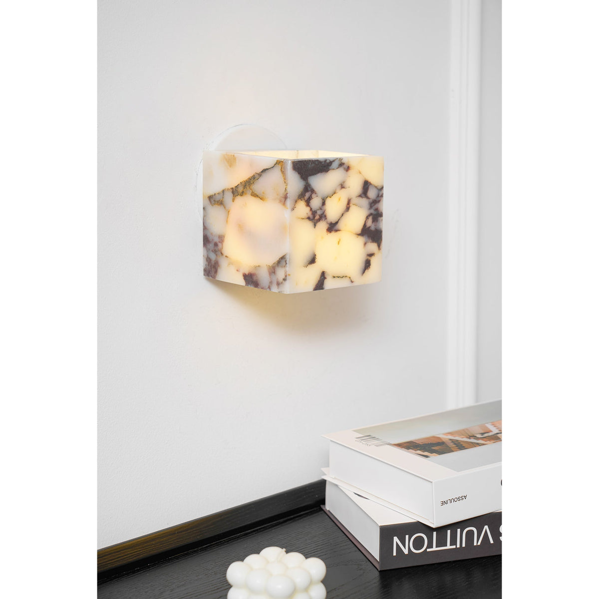 Neranina lampada da parete in marmo