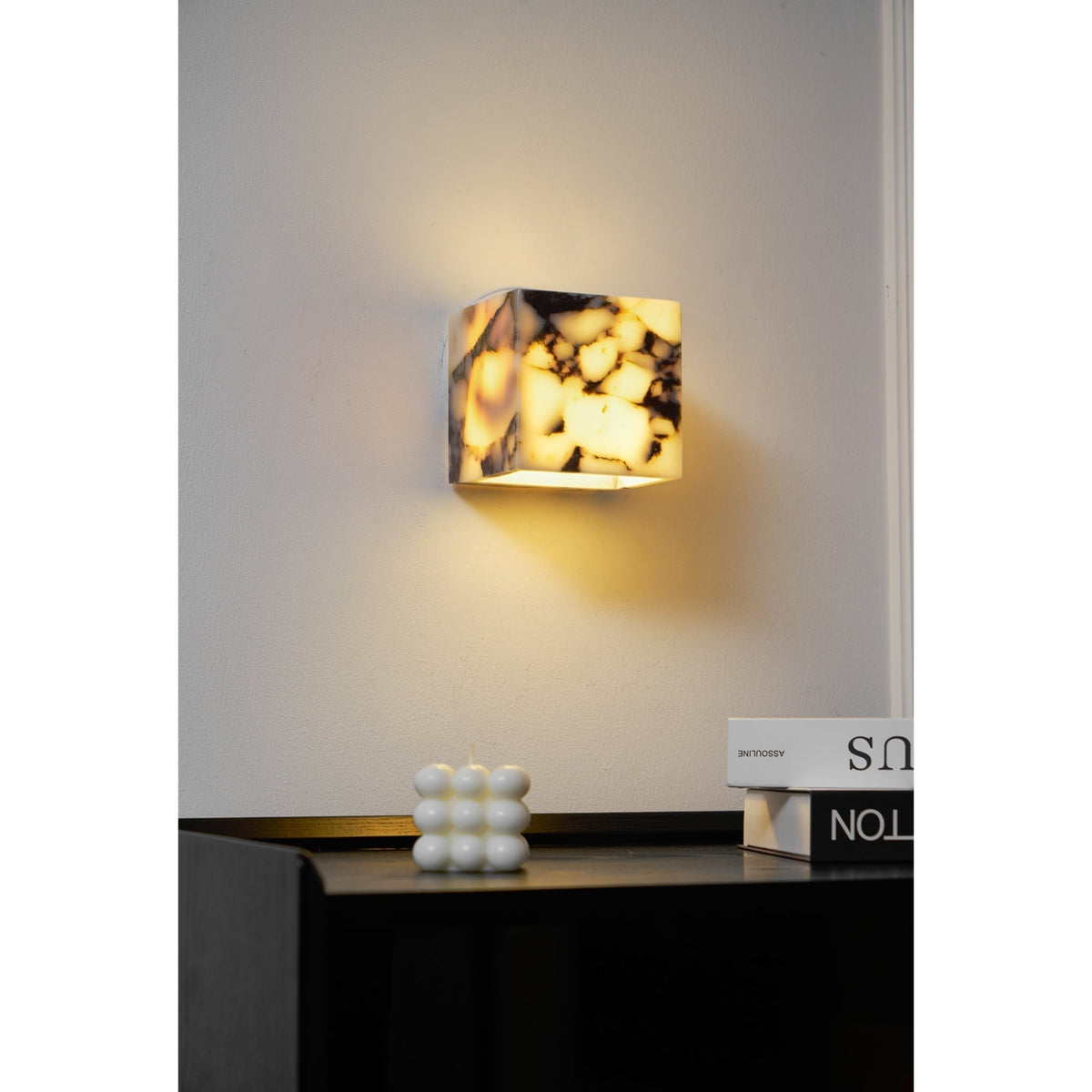 Neranina lampada da parete in marmo