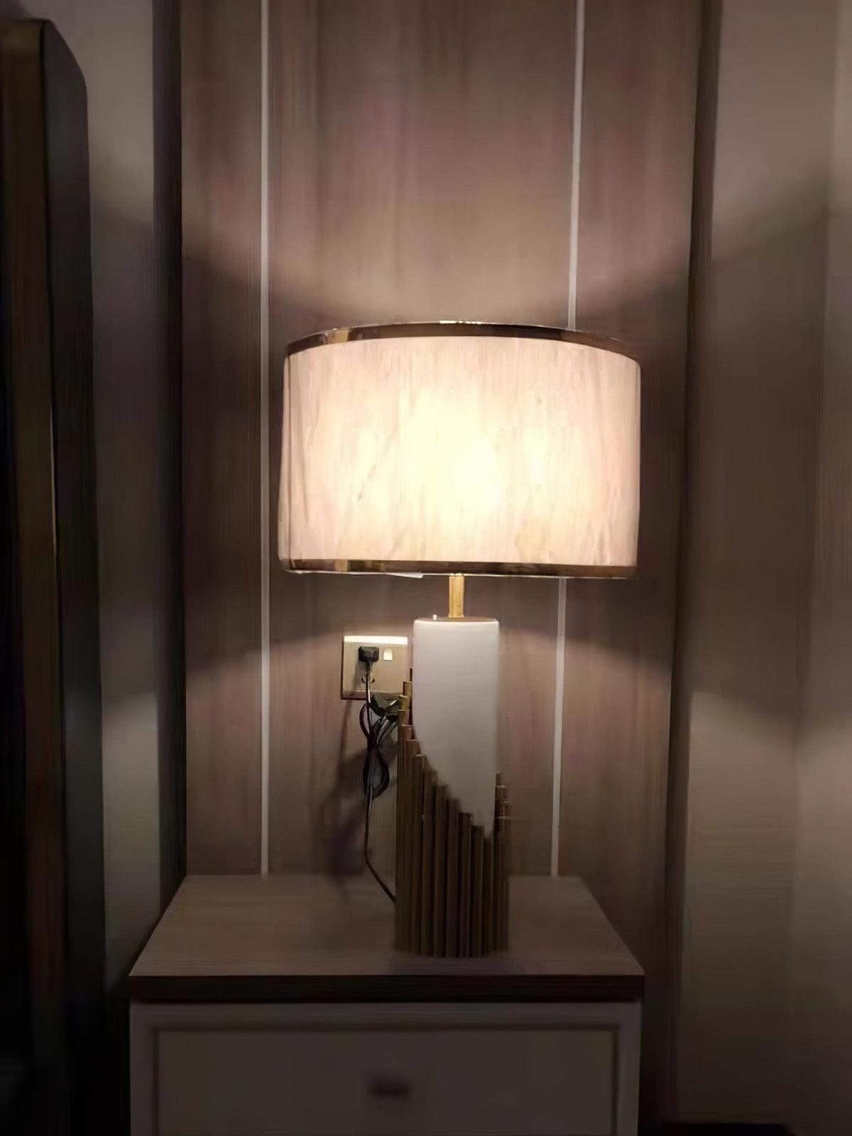Teldes lampada da tavolo in marmo e tessuto