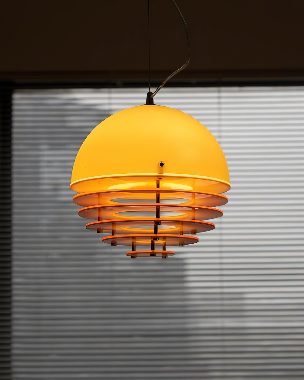 Lampada a sospensione moderna con paralume stratificato e luce morbida per sala da pranzo