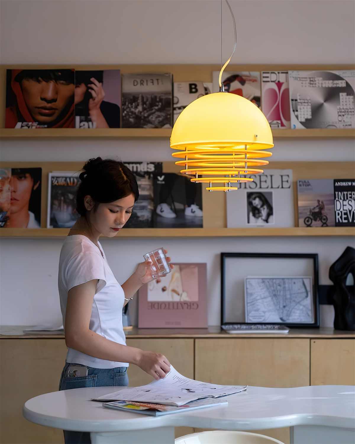 Lampada a sospensione moderna con paralume stratificato e luce morbida per sala da pranzo