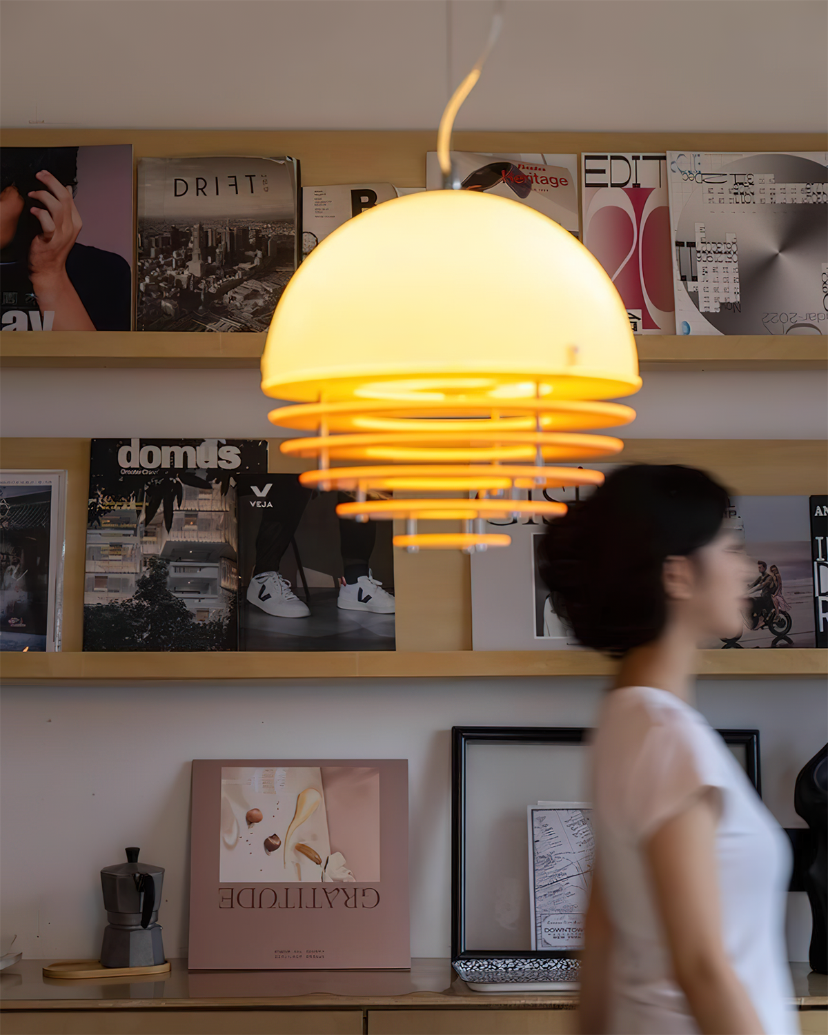 Lampada a sospensione moderna con paralume stratificato e luce morbida per sala da pranzo
