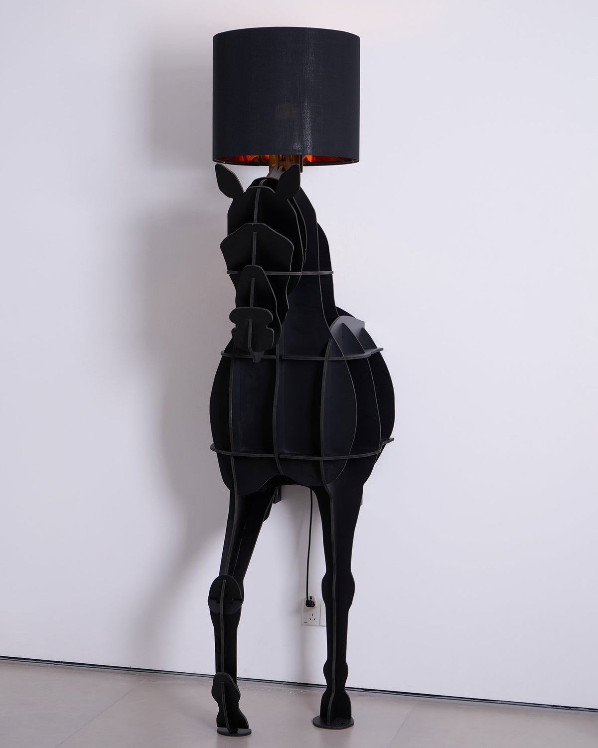 Nrasen lampada da terra a Forma di Cavallo