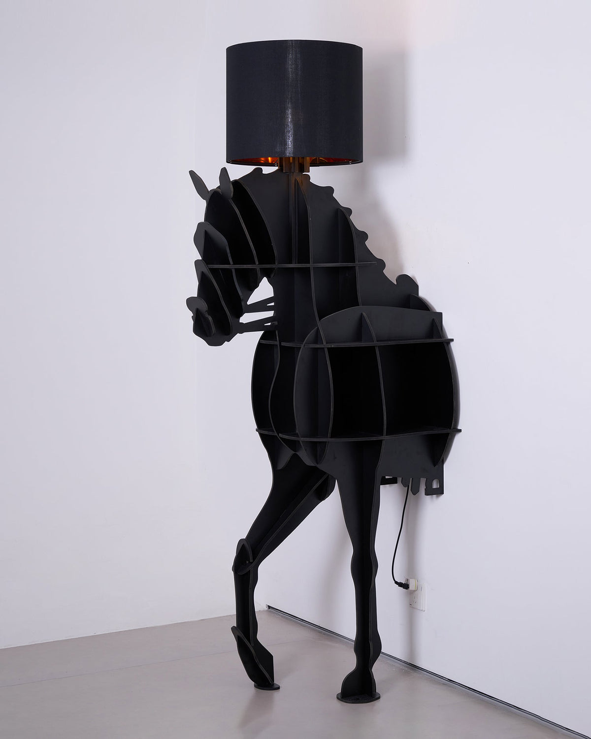 Nrasen lampada da terra a Forma di Cavallo