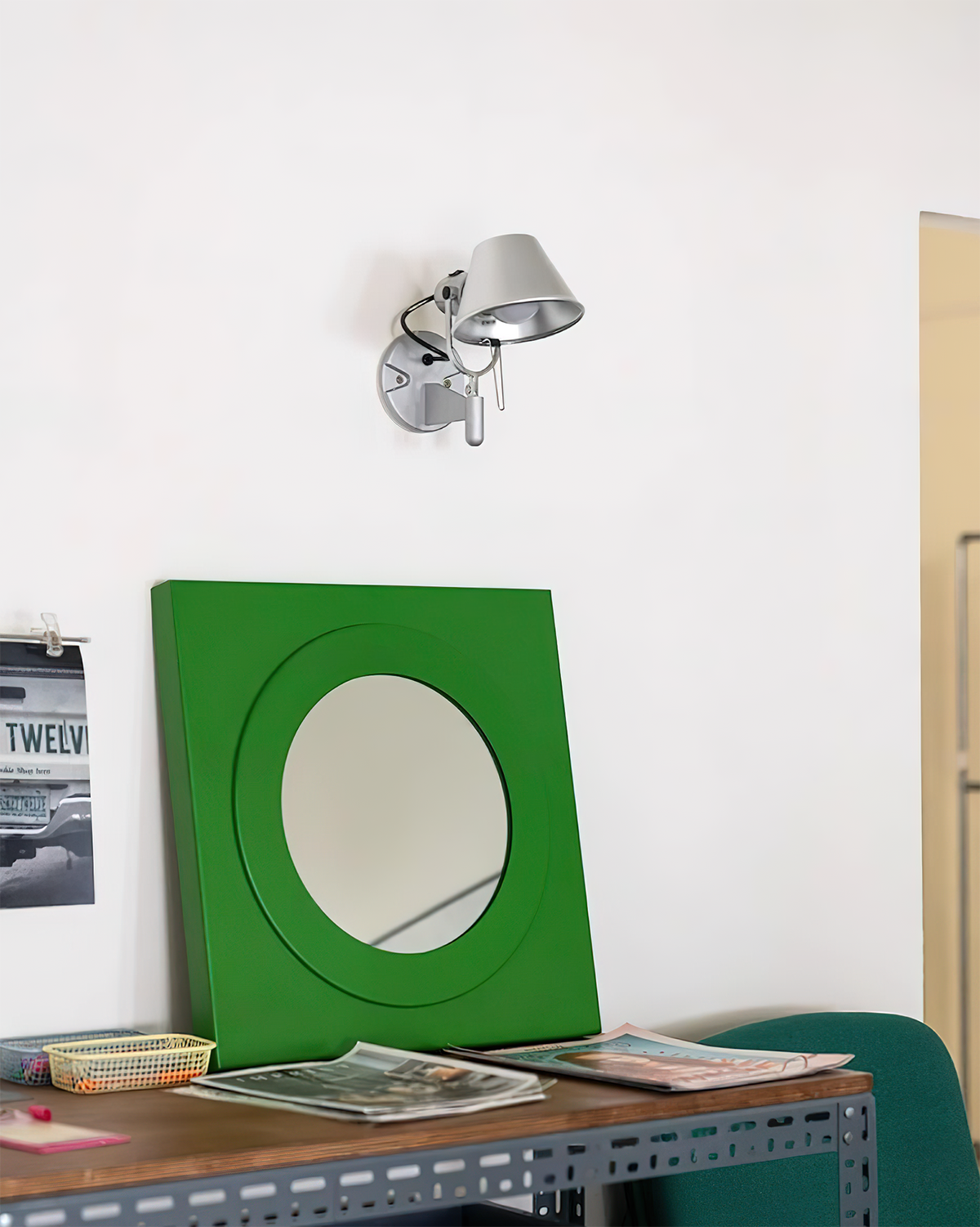 Lampada da parete in metallo con paralume conico, regolabile, moderna e minimalista