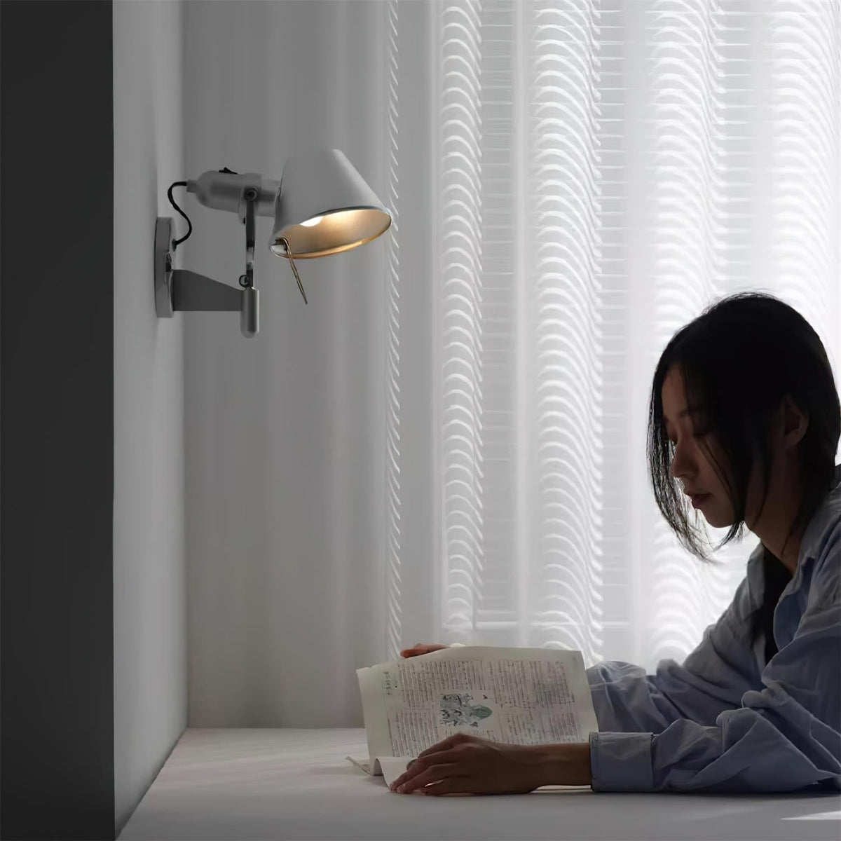 Lampada da parete in metallo con paralume conico, regolabile, moderna e minimalista