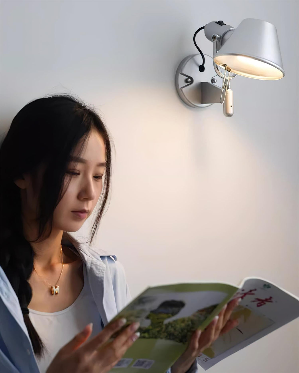 Lampada da parete in metallo con paralume conico, regolabile, moderna e minimalista