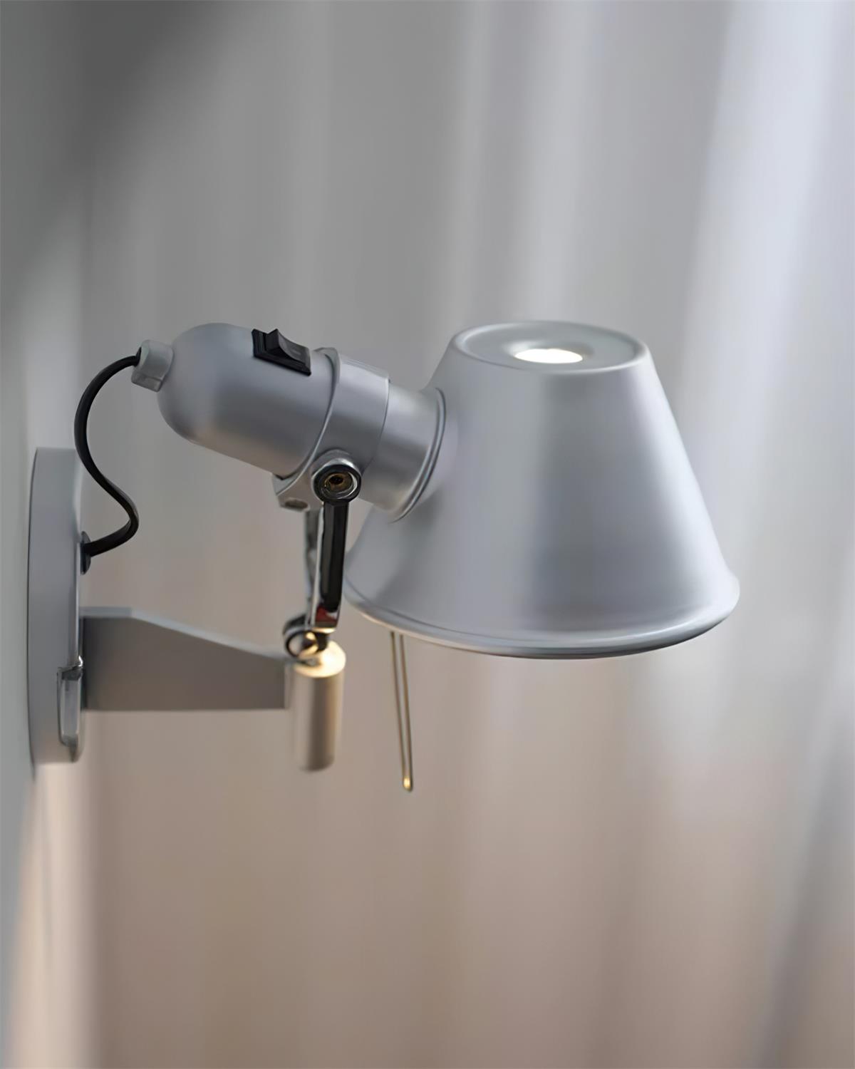 Lampada da parete in metallo con paralume conico, regolabile, moderna e minimalista
