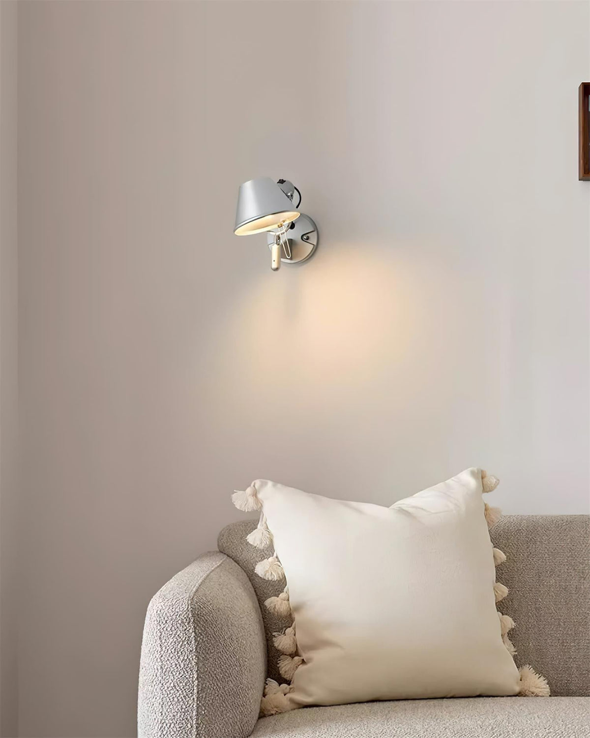 Lampada da parete in metallo con paralume conico, regolabile, moderna e minimalista