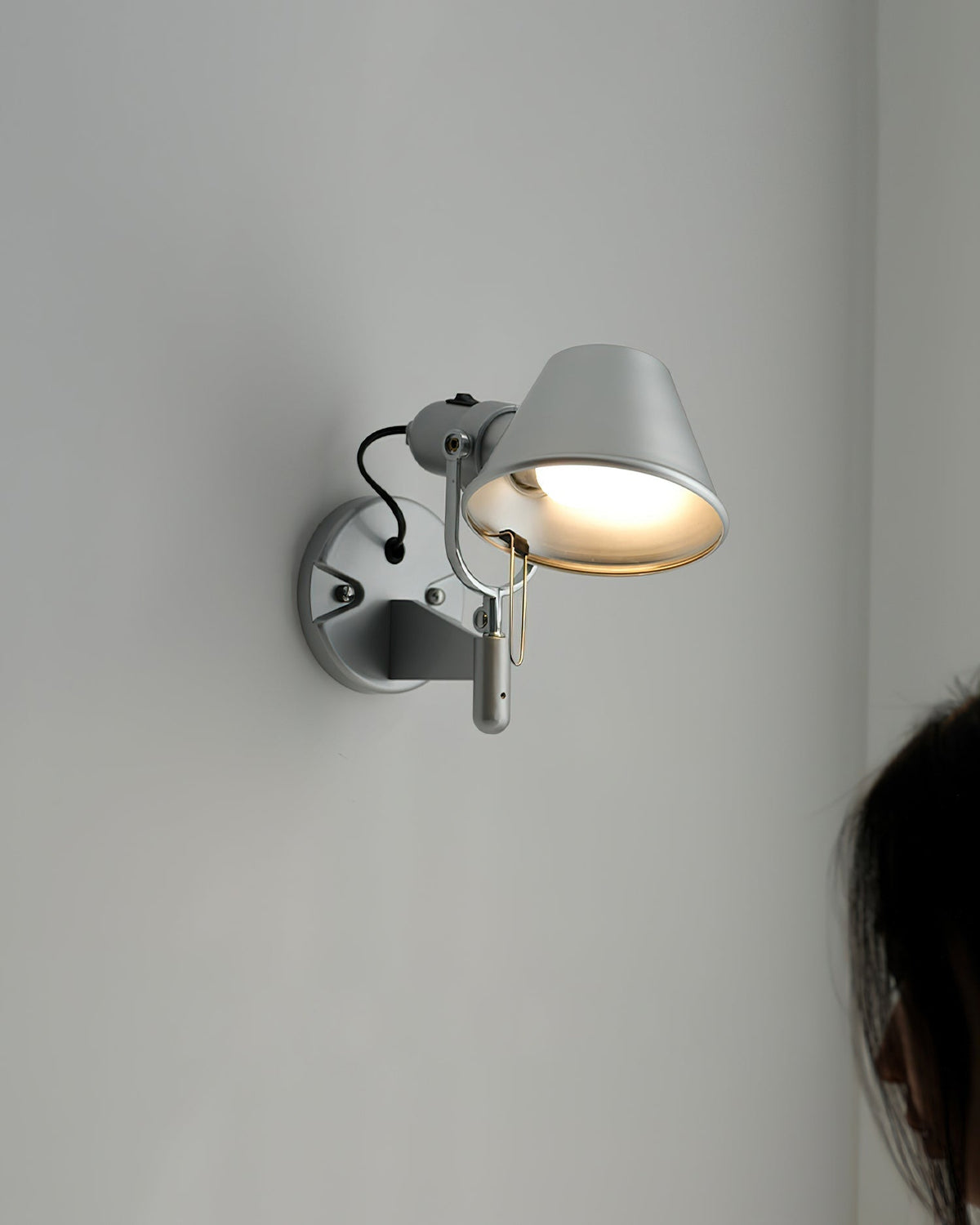 Lampada da parete in metallo con paralume conico, regolabile, moderna e minimalista