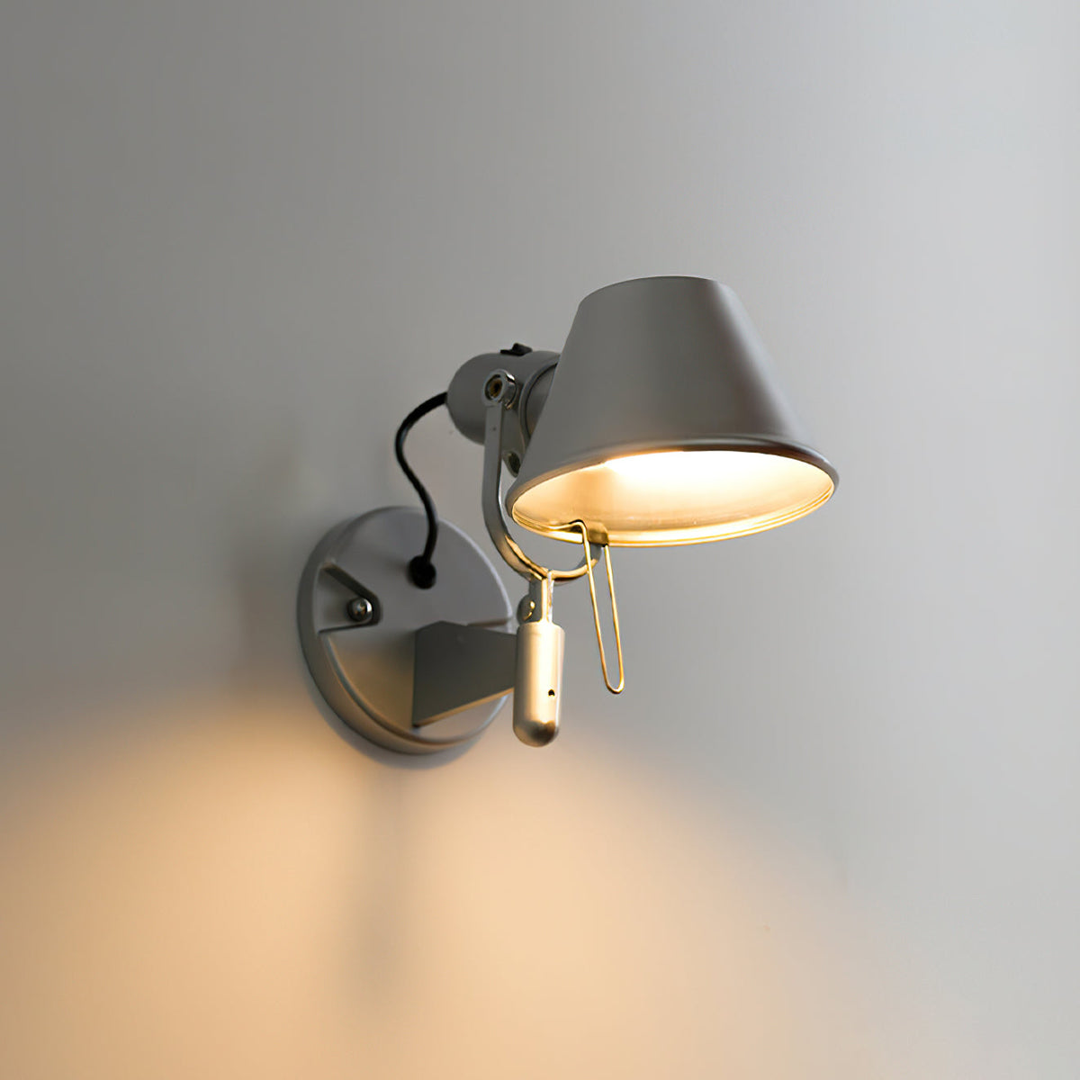 Lampada da parete in metallo con paralume conico, regolabile, moderna e minimalista