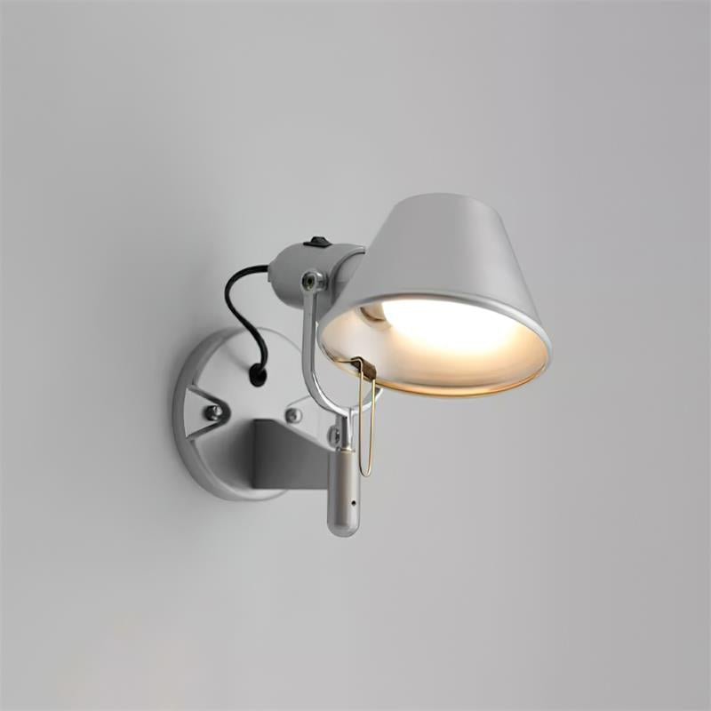 Lampada da parete in metallo con paralume conico, regolabile, moderna e minimalista