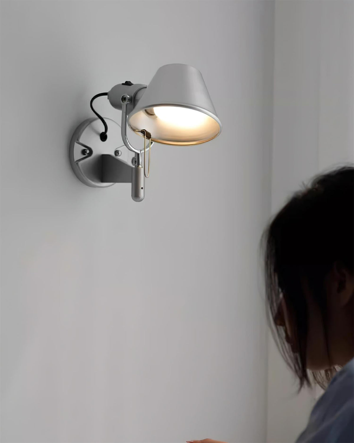 Lampada da parete in metallo con paralume conico, regolabile, moderna e minimalista