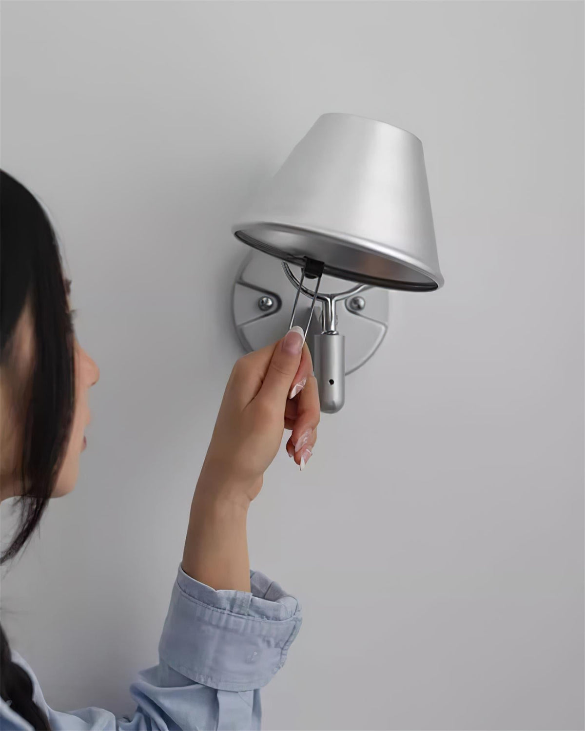 Lampada da parete in metallo con paralume conico, regolabile, moderna e minimalista