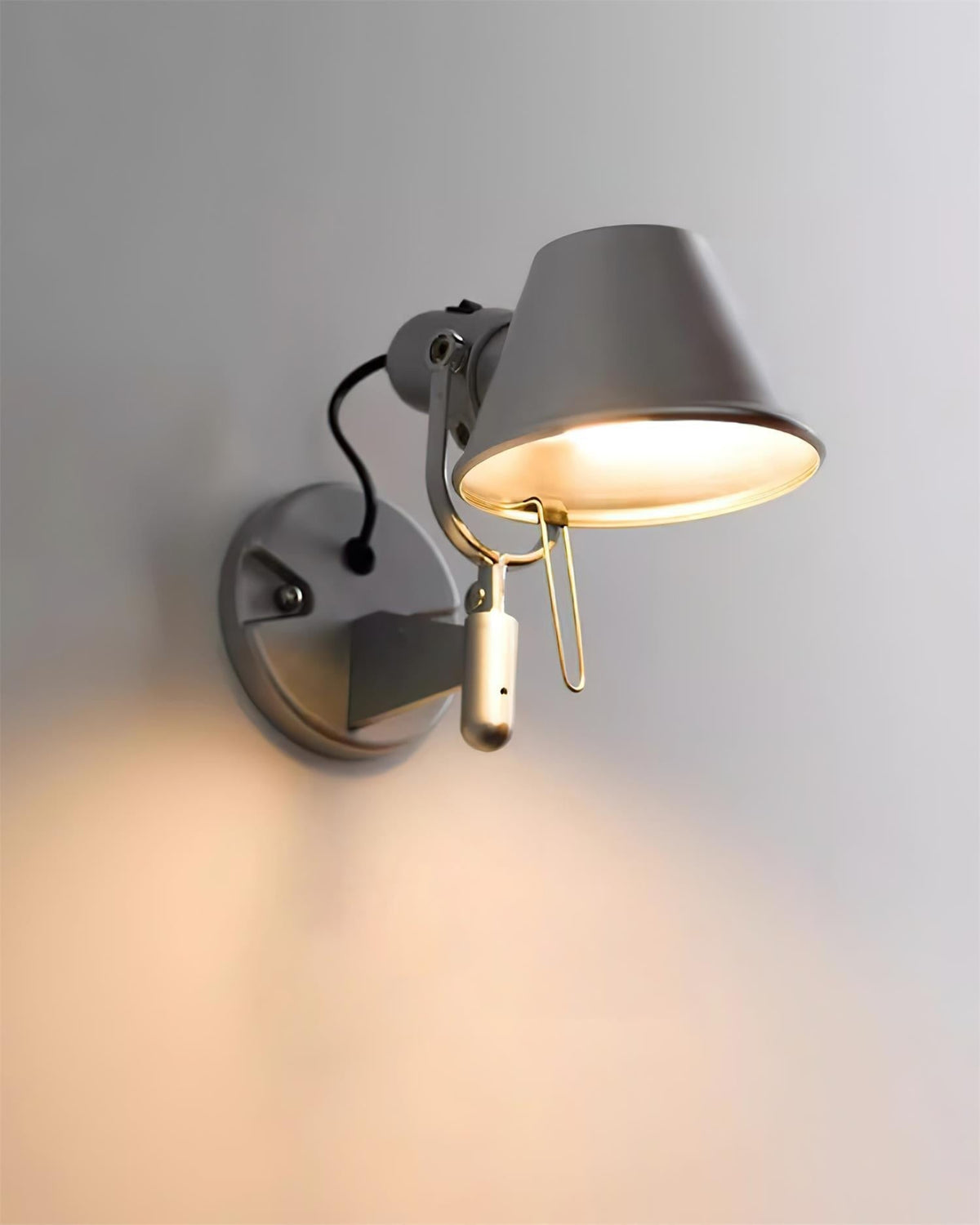 Lampada da parete in metallo con paralume conico, regolabile, moderna e minimalista