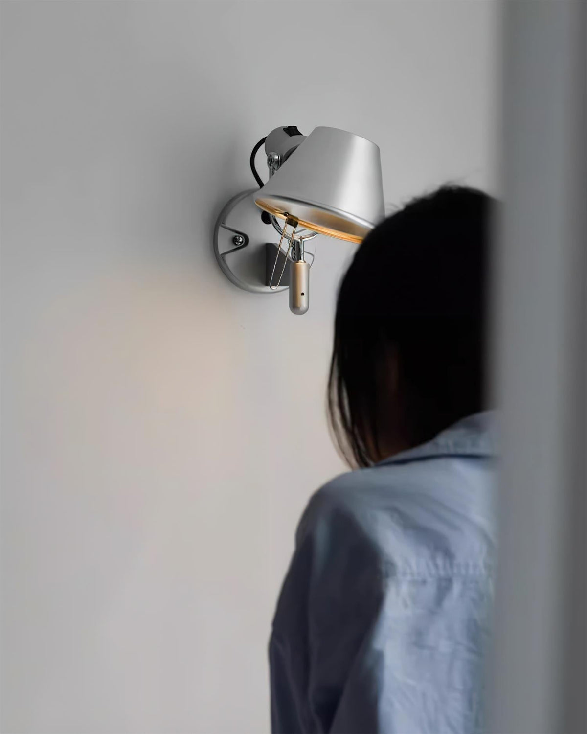 Lampada da parete in metallo con paralume conico, regolabile, moderna e minimalista