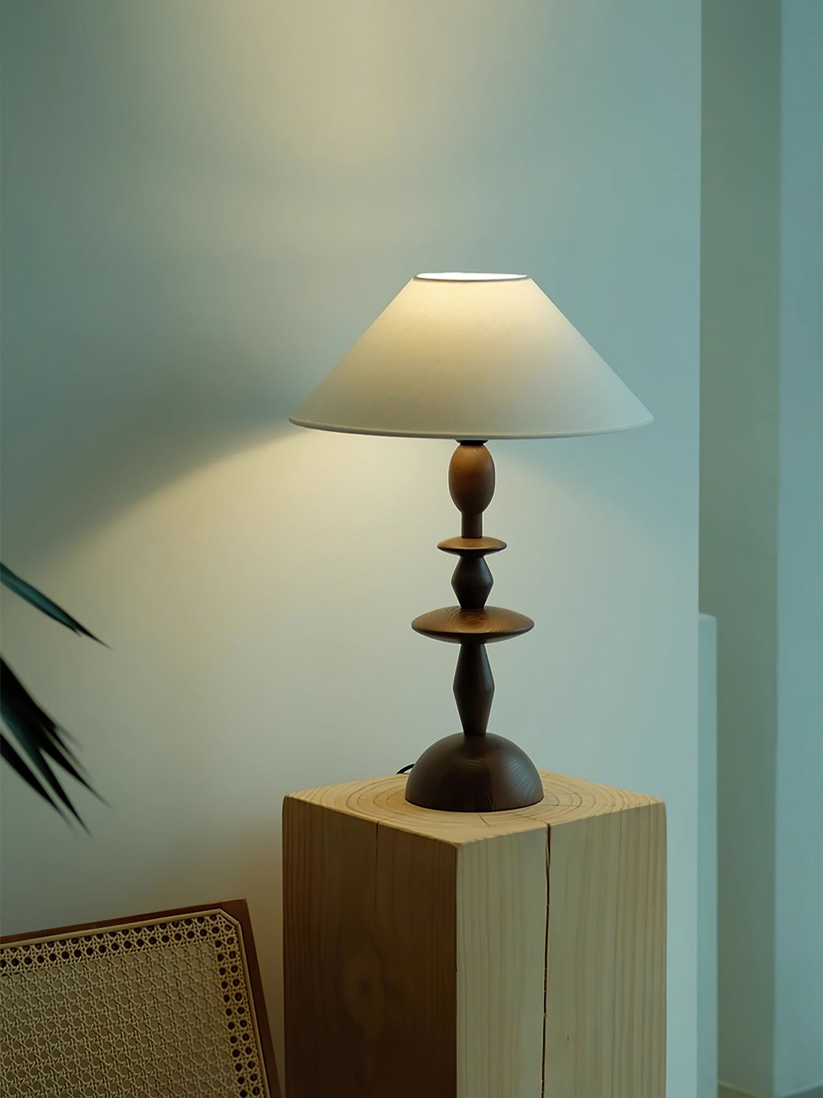 Halenir lampada da tavolo in legno e tessuto