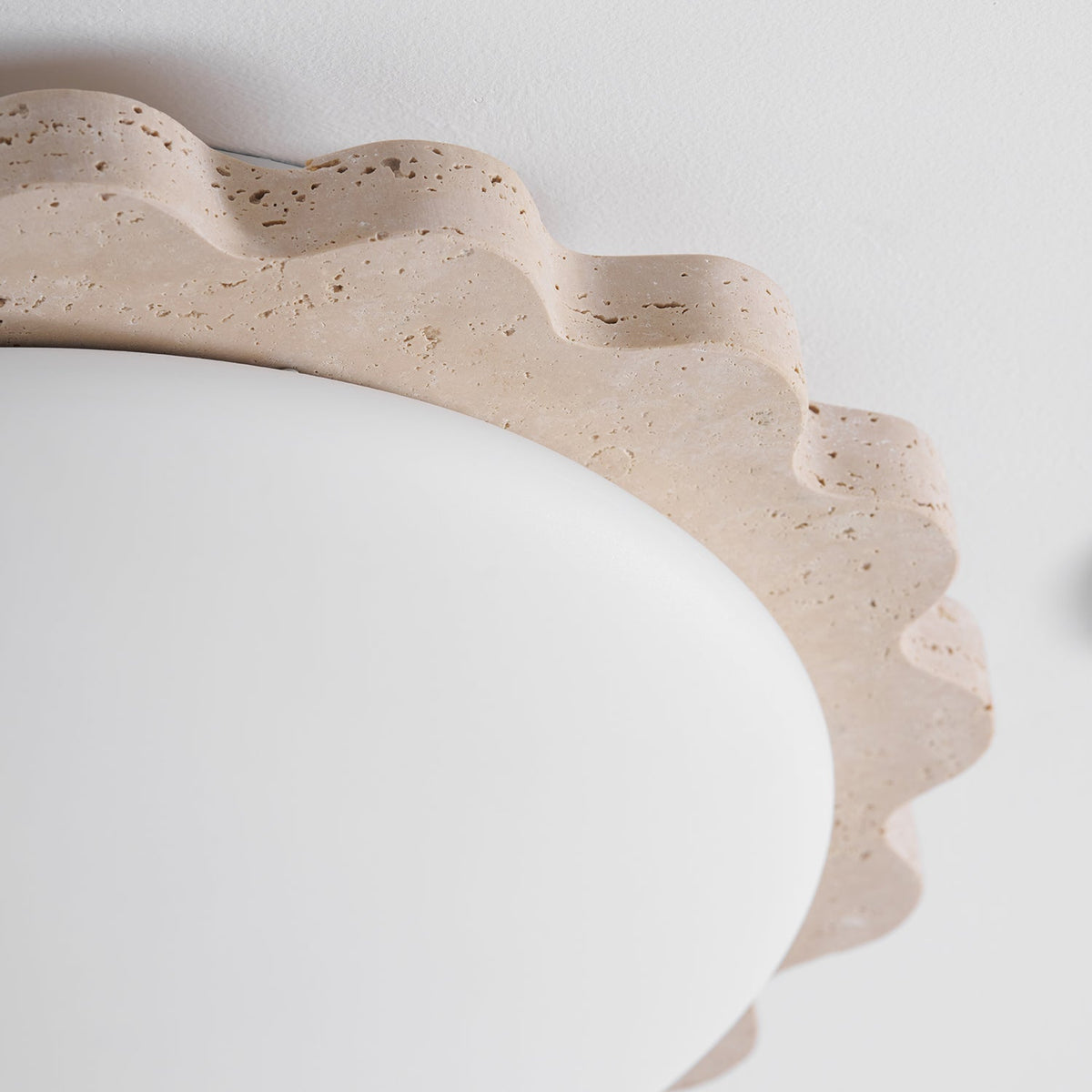 Crestwood lampada da soffitto in travertino giallo con bordo a festone