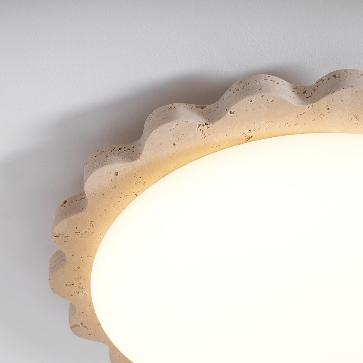 Crestwood lampada da soffitto in travertino giallo con bordo a festone
