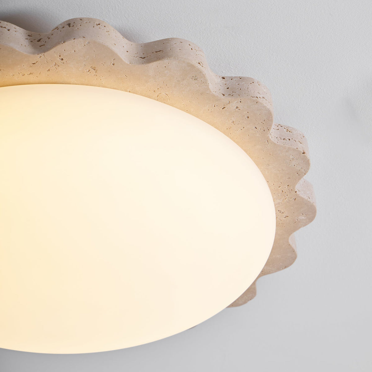Crestwood lampada da soffitto in travertino giallo con bordo a festone