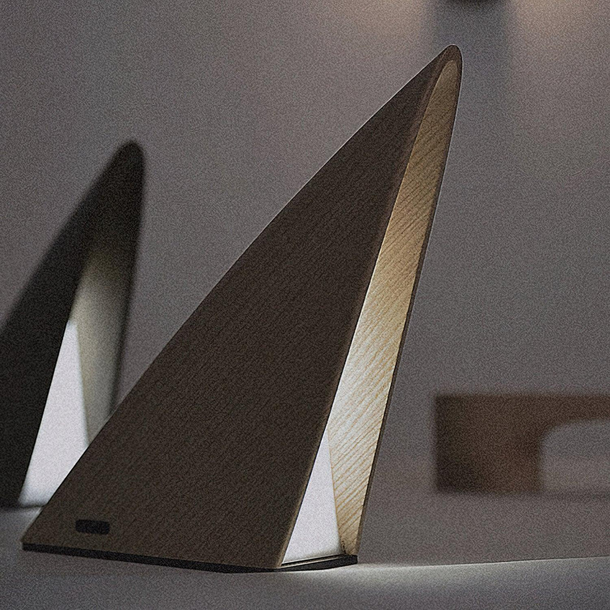 Justin lampada da tavolo minimalista in legno