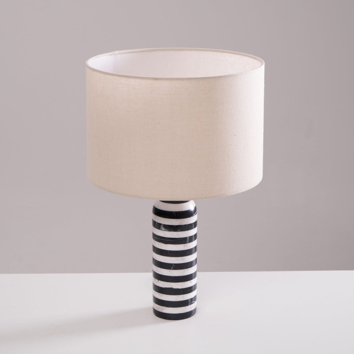 Avery lampada da tavolo contemporanea