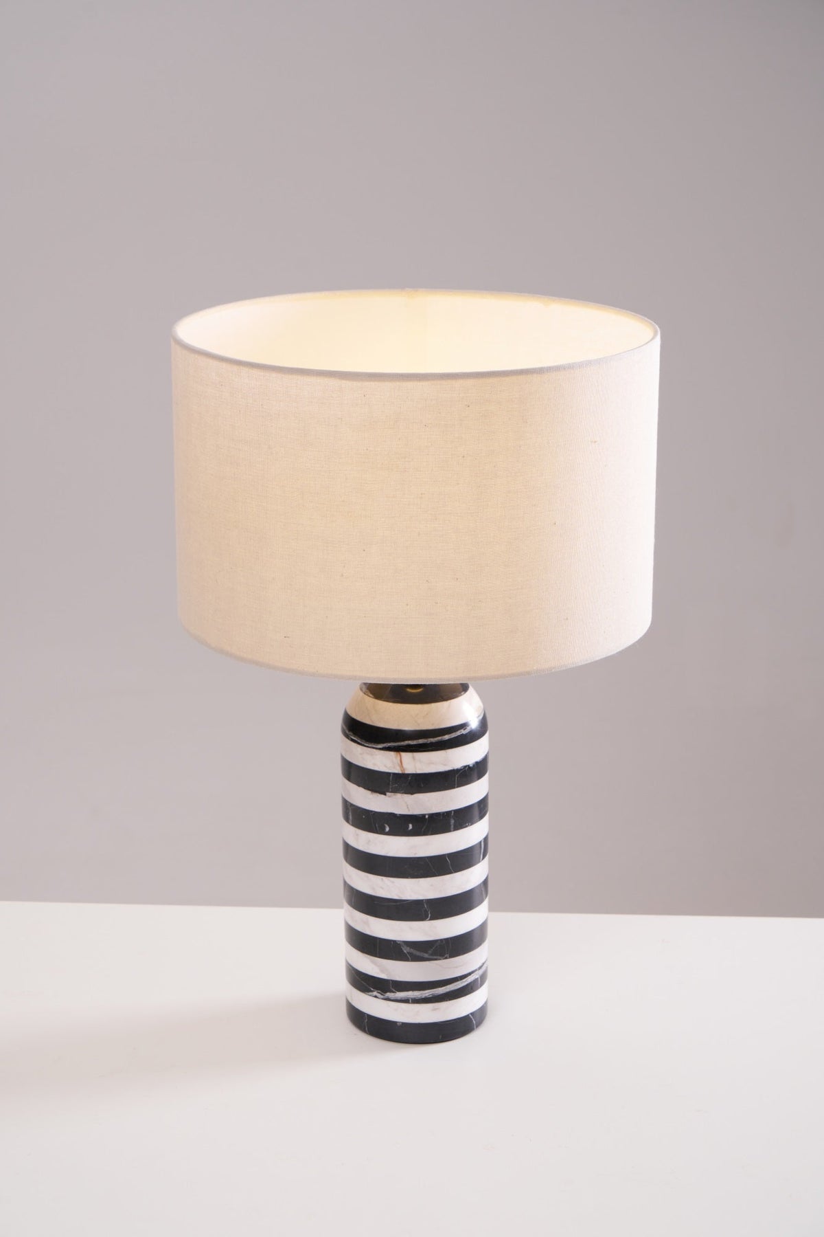 Avery lampada da tavolo contemporanea