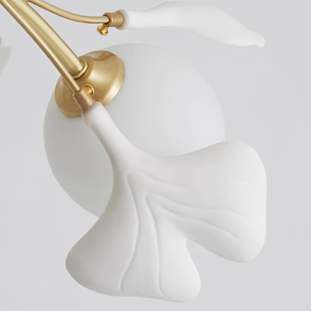 Ginkgo lampadario con globi in vetro Opaco