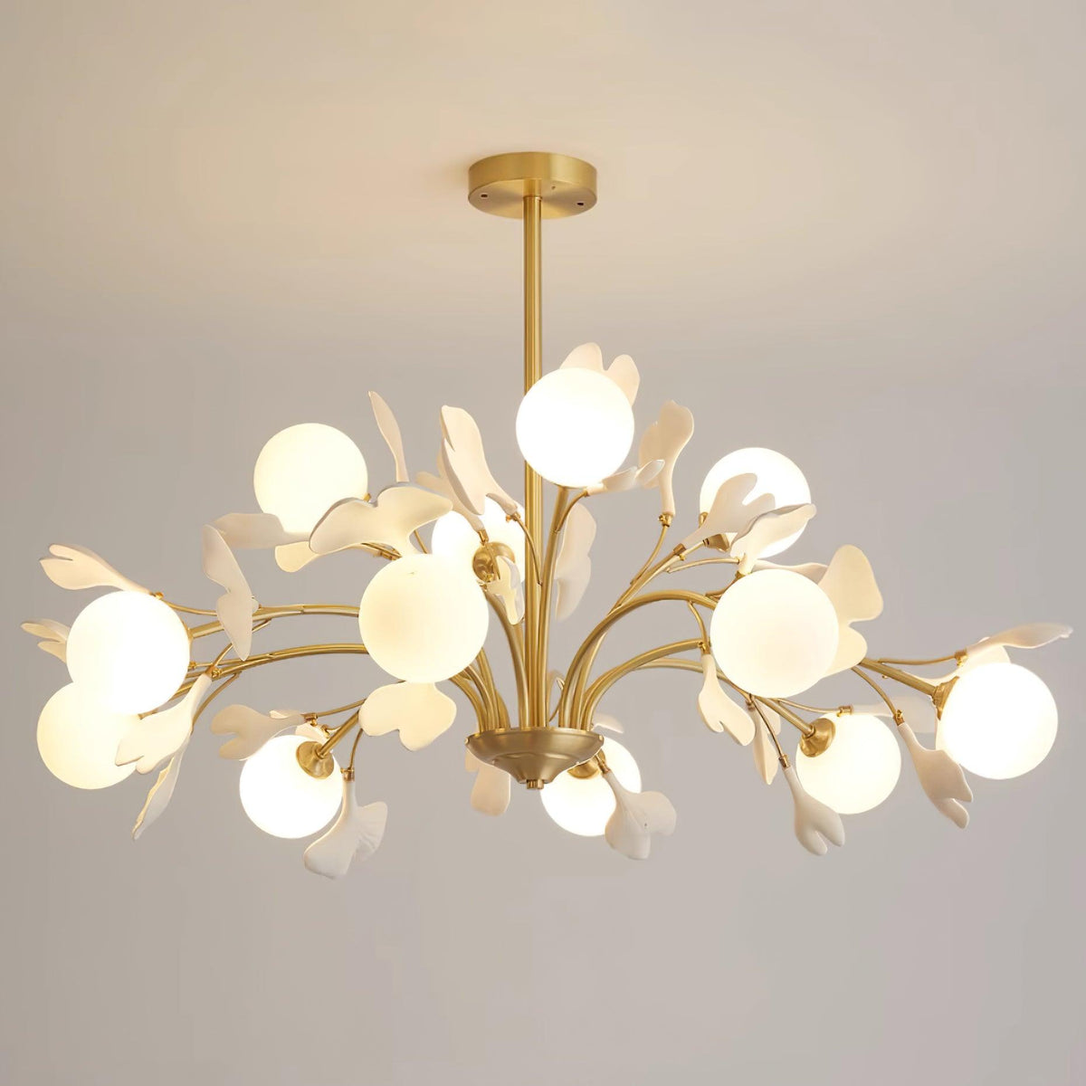 Ginkgo lampadario con globi in vetro Opaco