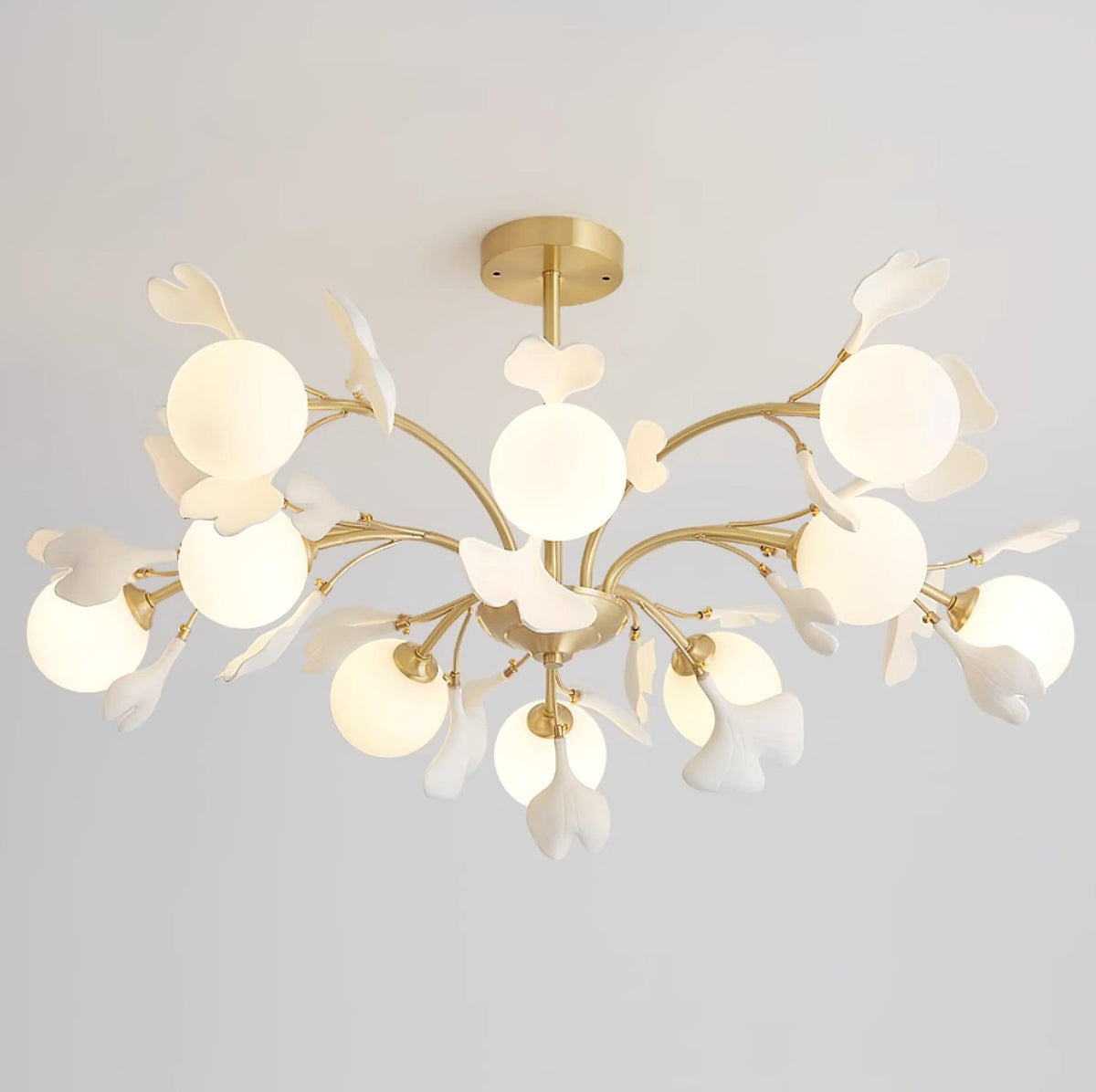 Ginkgo lampadario con globi in vetro Opaco