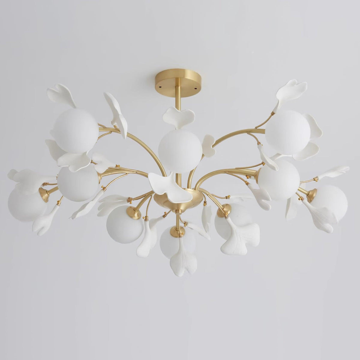 Ginkgo lampadario con globi in vetro Opaco