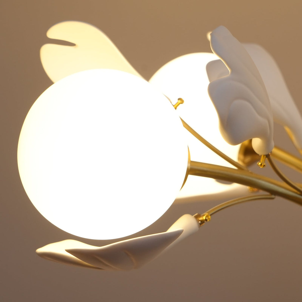 Ginkgo lampadario con globi in vetro Opaco