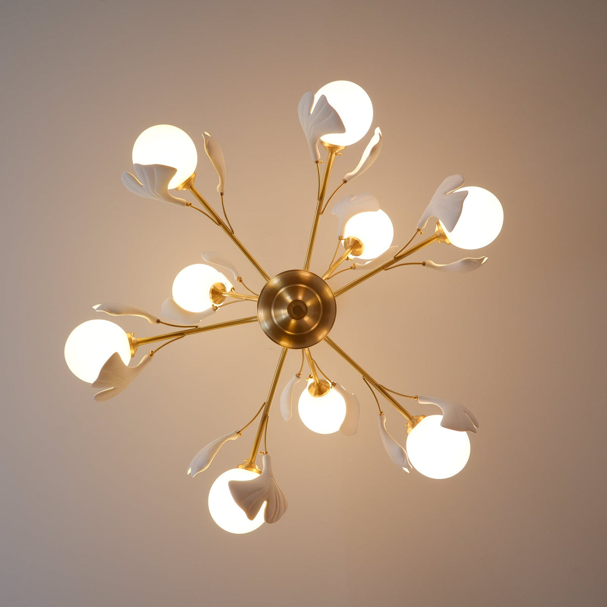 Ginkgo lampadario con globi in vetro Opaco