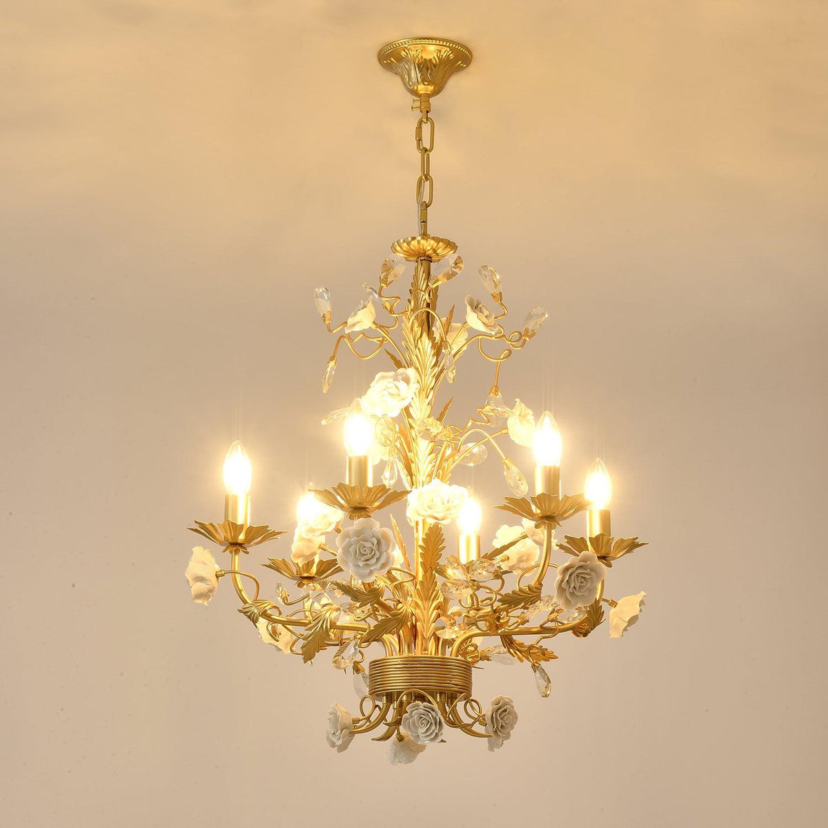 Lampadario in metallo ornato con rose di porcellana e cristallo, classico e lussuoso