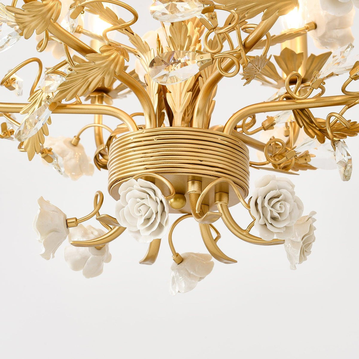 Lampadario in metallo ornato con rose di porcellana e cristallo, classico e lussuoso