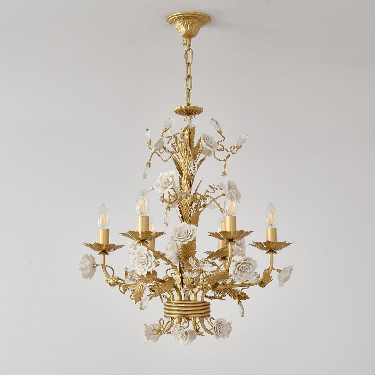 Lampadario in metallo ornato con rose di porcellana e cristallo, classico e lussuoso