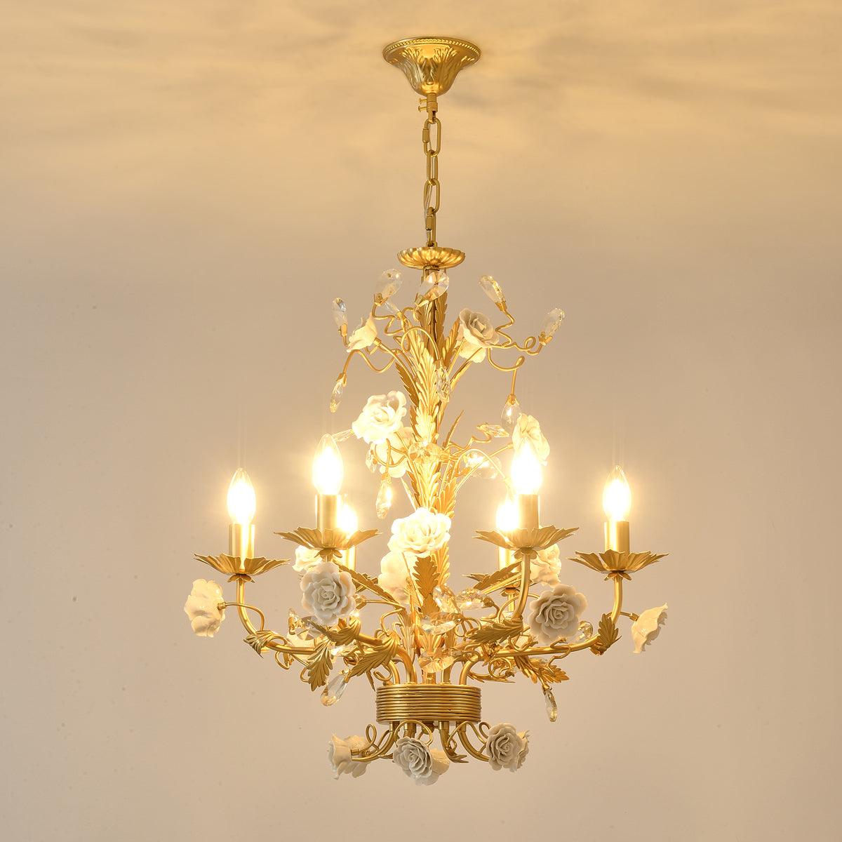 Lampadario in metallo ornato con rose di porcellana e cristallo, classico e lussuoso