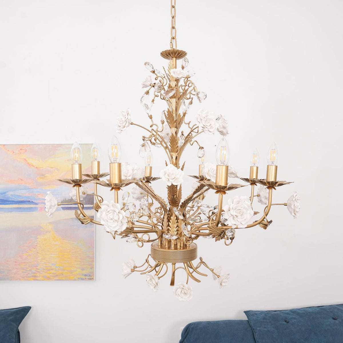 Lampadario in metallo ornato con rose di porcellana e cristallo, classico e lussuoso