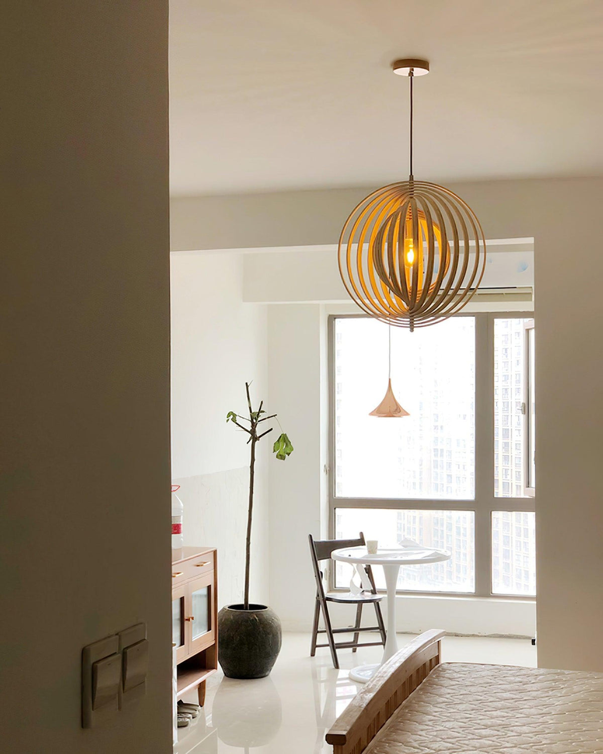 Lampada a sospensione legno Anelli sfera organica minimalista Ambiente